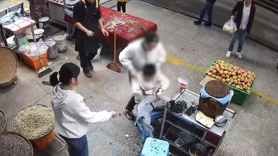 2025新澳最新资料大全和天降花盆砸路人脚边与花盆坠落将人砸死