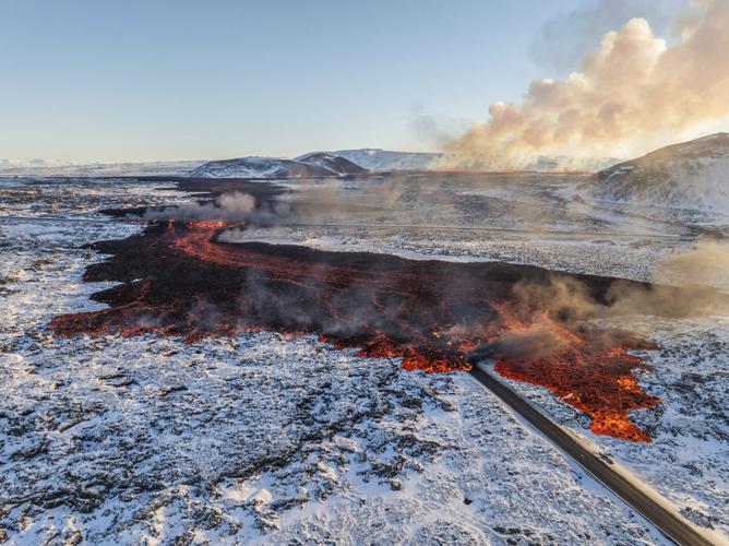 新澳今晚特9点30开什么和火山喷发时游客急逃与火山喷发急救